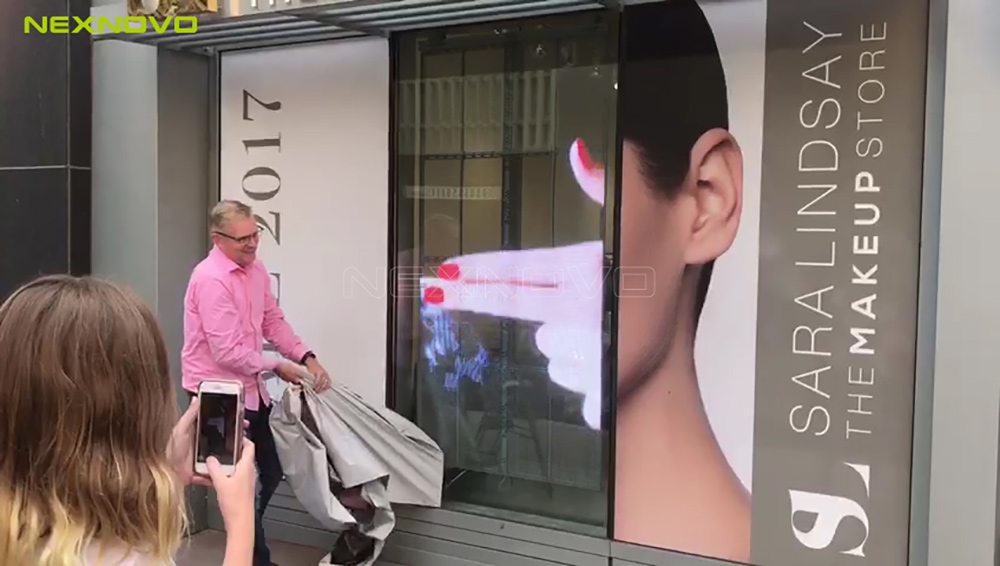 加拿大SARA化妝品店透明LED顯示屏項目(圖2)